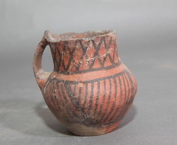 直线三角纹单耳彩陶罐