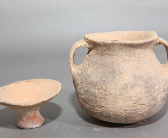 带盖双耳红陶罐