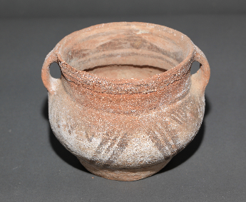 三角纹双耳彩陶罐