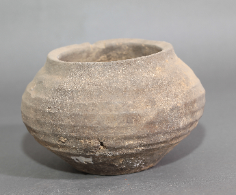 旋纹灰陶罐
