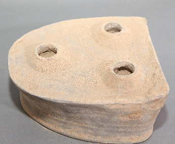 魏晋三眼泥质灰陶灶