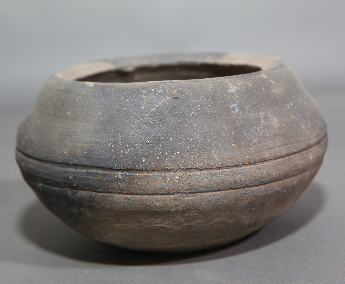 敛口鼓腹灰陶盆