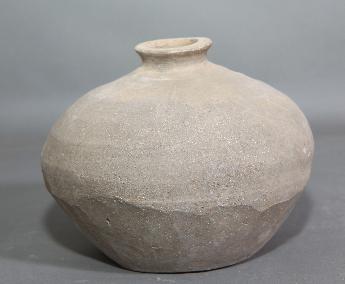 小口鼓腹灰陶罐