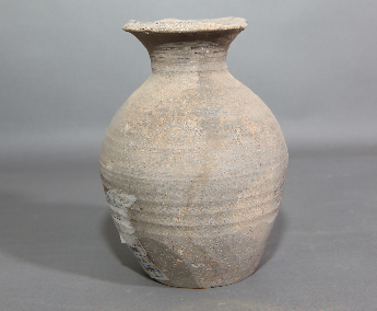 侈口旋纹灰陶瓶