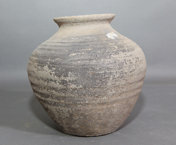 侈口旋纹灰陶罐