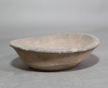 夹砂灰陶碗