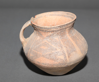 对三角纹单耳彩陶罐