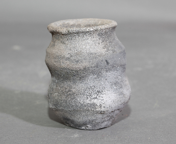 夹砂灰陶罐