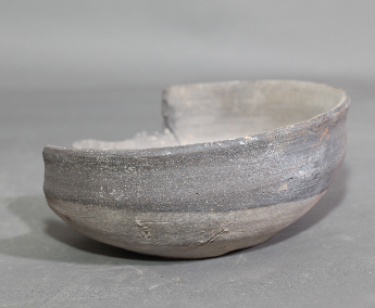 单孔泥质灰陶甑