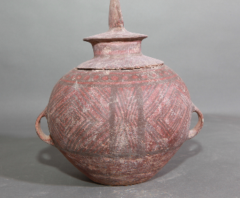 矛型纽盖回纹双耳彩陶罐