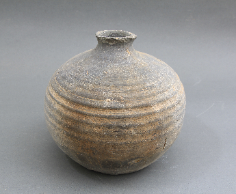 旋纹灰陶小口瓶
