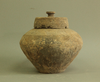 三角绳纹灰陶罐