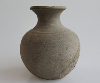 旋纹敞口灰陶壶